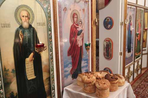 Артос (греч. хлеб)- используемый в Православной церкви на Пасхальной седмице освящённый квасной (дрожжевой) хлеб